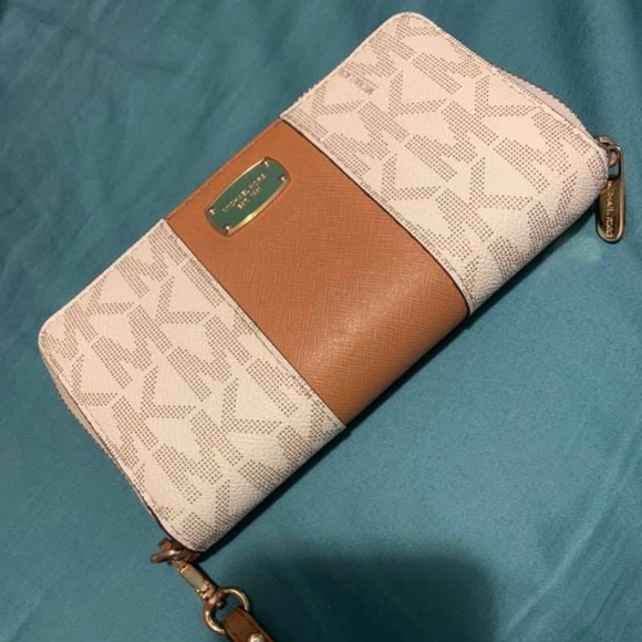 Michael Kors Handbags - Michael Kors wallet